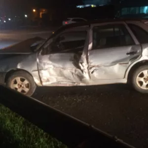 Homem fica preso às ferragens após colisão entre carro e caminhão na Serra