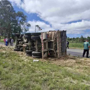 Caminhão carregado de cevada tomba e deixa motorista ferido em Lages