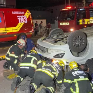 Carro sai da pista atropela pedestres e capota em SC