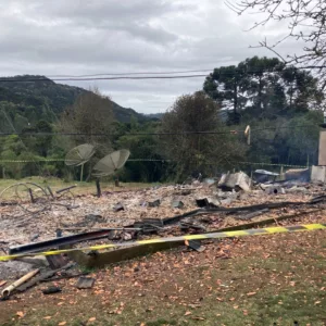 Casa pega fogo e duas pessoas morrem carbonizadas na Serra