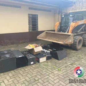 Polícia destrói equipamentos de som apreendidos na Serra após decisão judicial