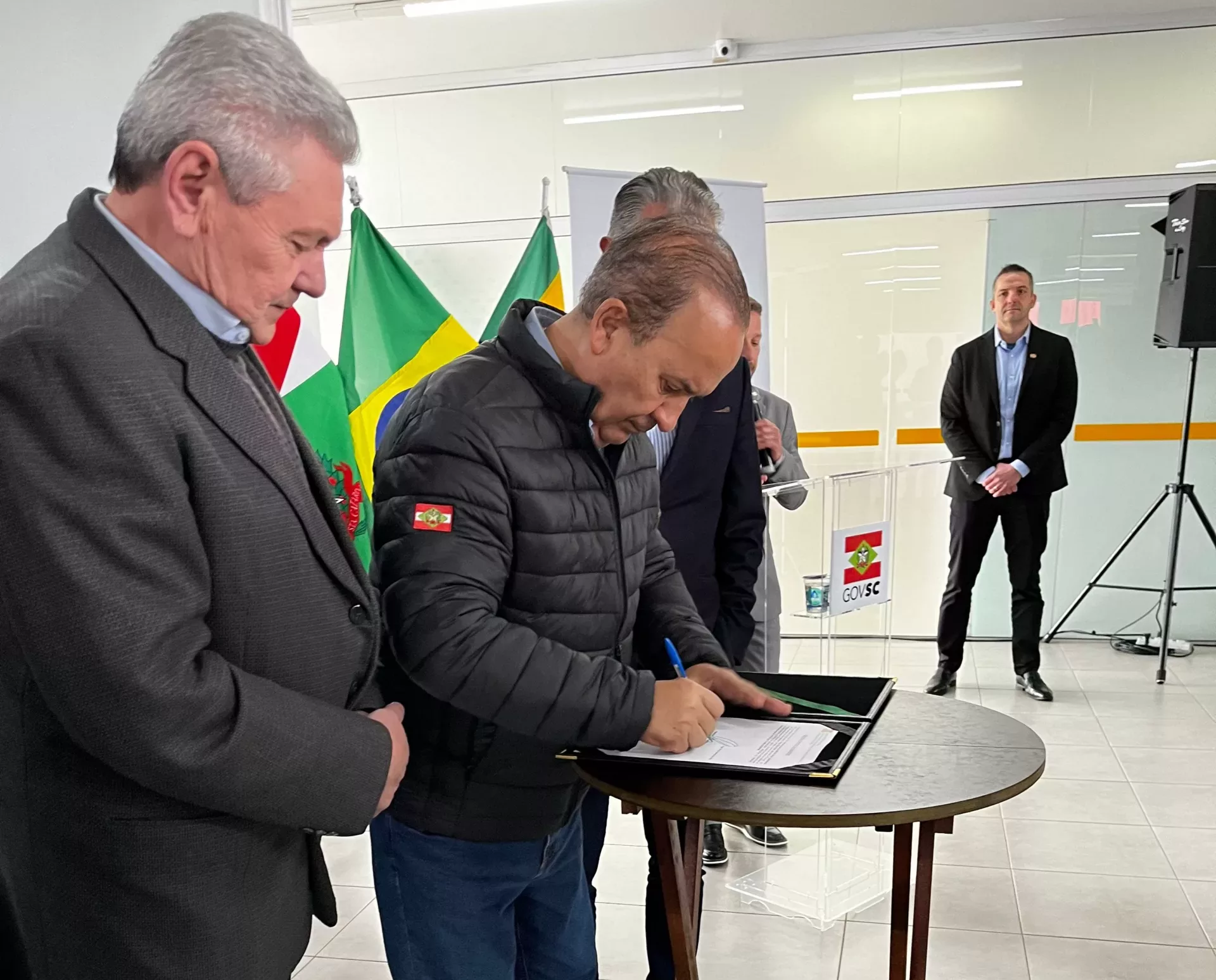 Governandor Jorginho Mello assina  autorização de investimento no aeroporto de Lages | Foto: Handerson Souza