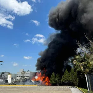 Fogo consumiu uma empresa química. - Foto: Reprodução