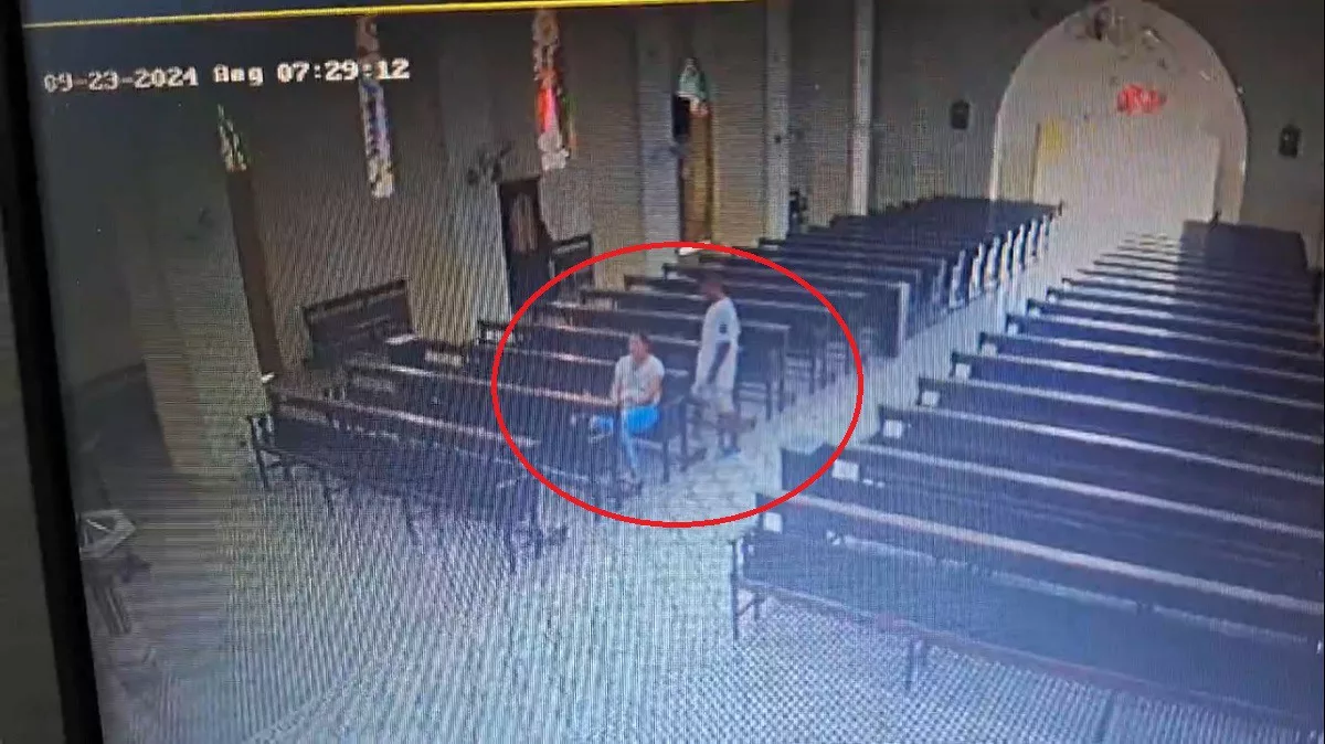 Mulher tem celular furtado enquanto rezava em igreja | Imagem: Reprodução/Portal UOL