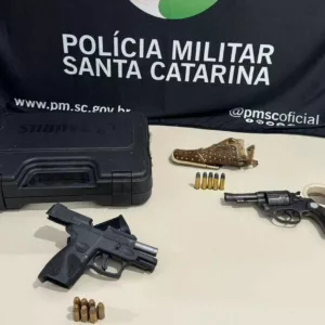 Ação policial resulta em apreensão de armas e detenção suspeitos