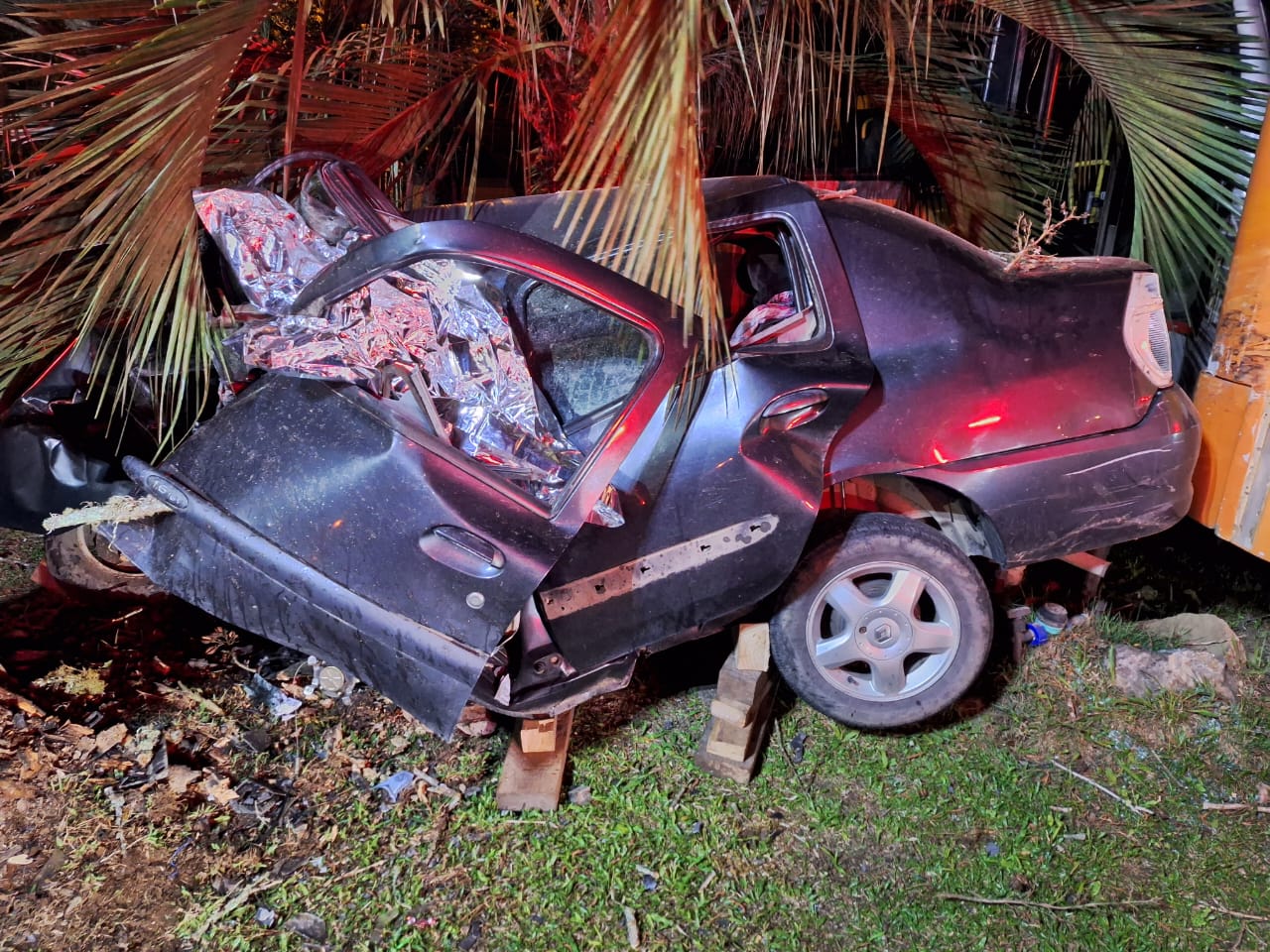 Motorista morre após carro bater em árvore. – Foto: PRMv/Reprodução