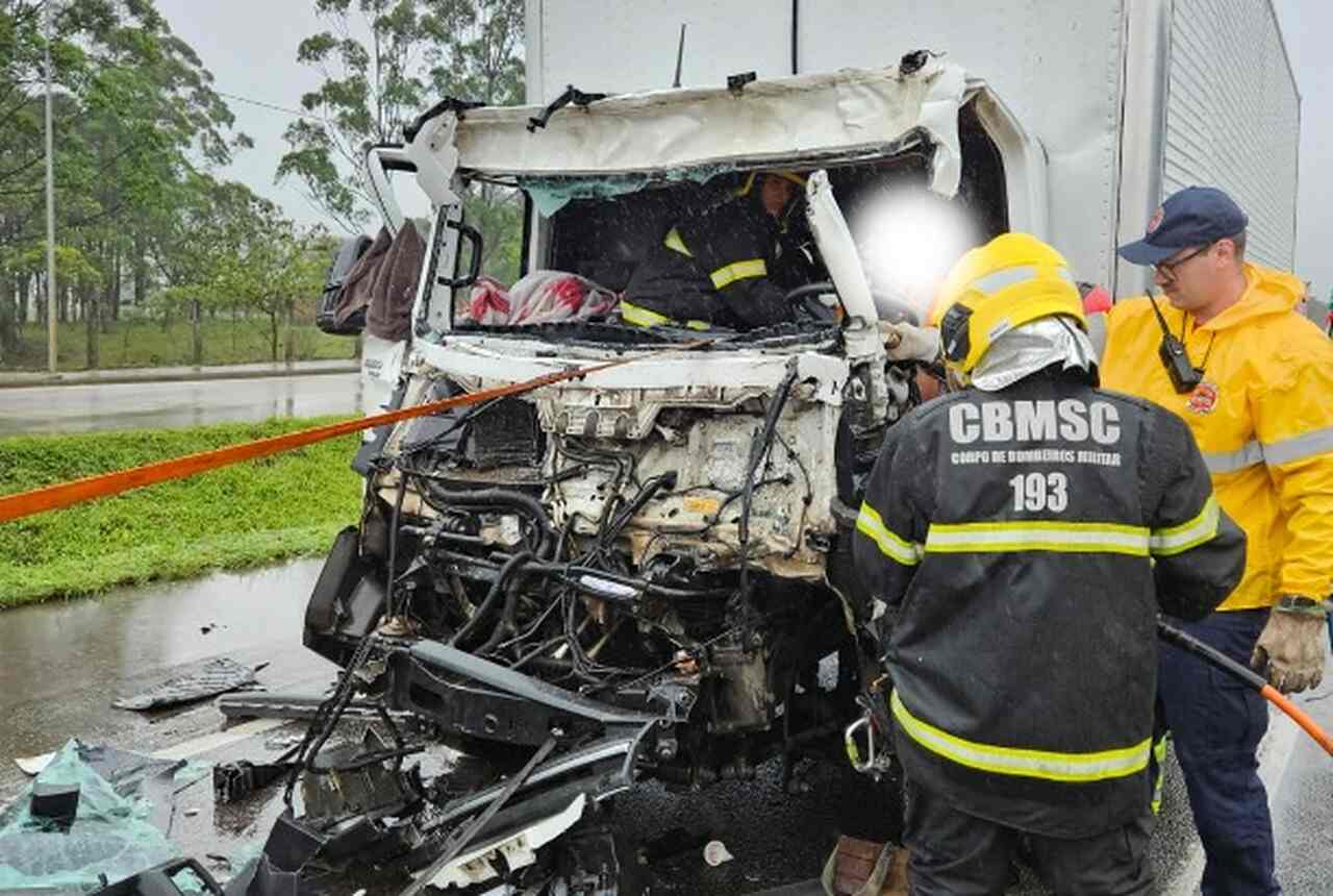 Acidente destrói caminhão e motorista é retirado das ferragens em SC | Foto: PMSC