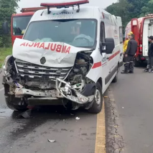 Grave acidente entre caminhões e ambulância na BR-282 deixa três feridos