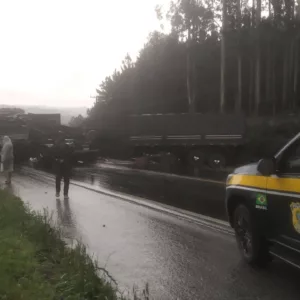 Acidente entre carretas bloqueia BR-280 em SC