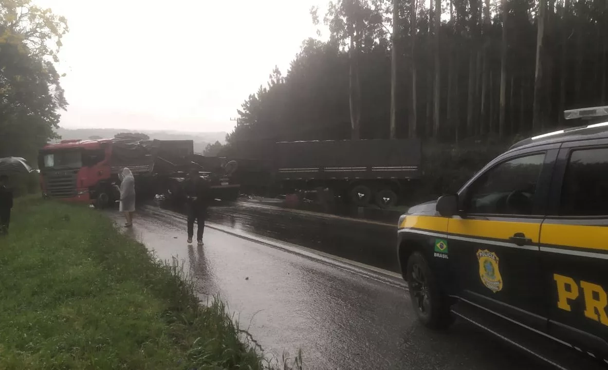 Acidente entre carretas bloqueia BR-280 em SC | Foto: PRF