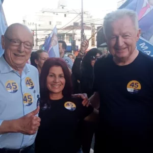 Esperidião Amin pelas ruas de Tubarão com o candidato Carlos Stüpp, em busca do voto. Foto: Divulgação.