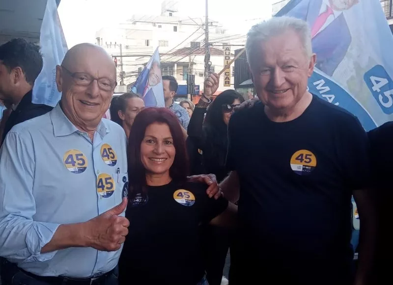 Esperidião Amin pelas ruas de Tubarão com o candidato Carlos Stüpp, em busca do voto. Foto: Divulgação.