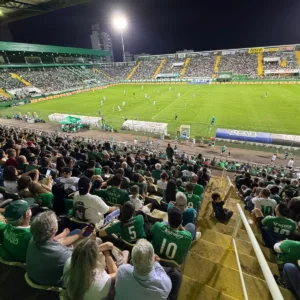 Após vencer o líder Santos, Chape é goleada pelo Goiás dentro de casa. - Foto: Mateus Frozza / Rádio Chapecó/Reprodução