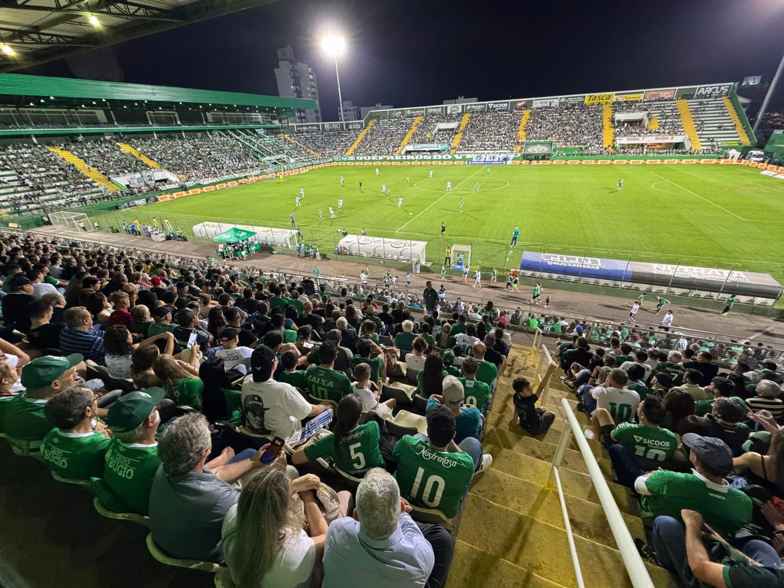 Após vencer o líder Santos, Chape é goleada pelo Goiás dentro de casa. – Foto: Mateus Frozza / Rádio Chapecó/Reprodução