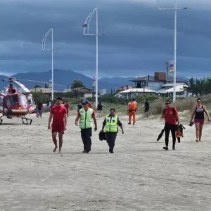 Bombeiro corre de ambulância e salva vida de jovem afogado em praia de SC 