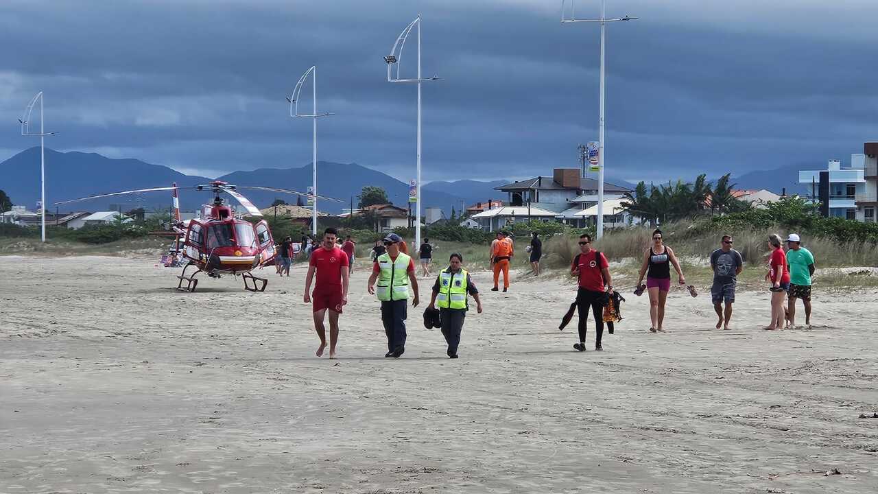 Bombeiro corre de ambulância e salva vida de jovem afogado em praia de SC | Foto: CBMSC