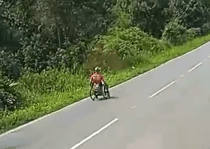 Cadeirante é flagrado descendo a serra em SC; veja vídeo