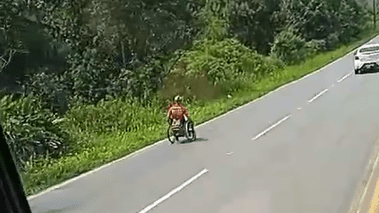 Cadeirante é flagrado descendo a serra em SC; veja vídeo | Imagem: Cedida ao SCC10