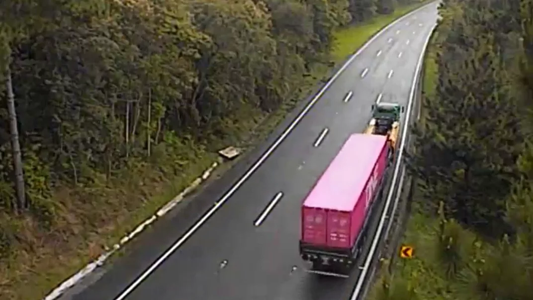 Vídeo mostra carreta guinchada um dia antes de acidente que matou atletas | Foto: Arteris Litoral Sul