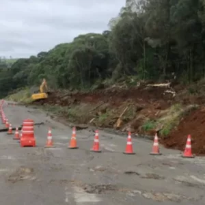 Saiba por onde trafegar após rachaduras interditarem rodovia em São Joaquim