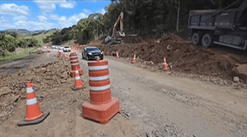 Trânsito é liberado em meia pista após rachaduras interditarem rodovia da Serra | Foto: PMRv