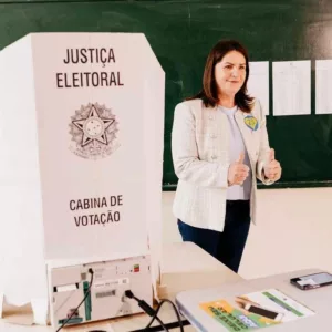 Carmen Zanotto é a primeira candidata a votar em Lages