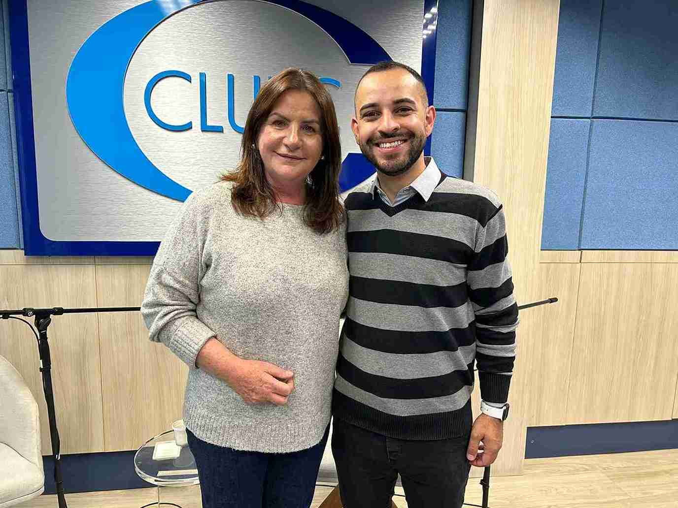 Carmen Zanotto e Jair Junior durante entrevista na Rádio Clube. | Foto: Ingrid Deucher / Rádio Clube de Lages