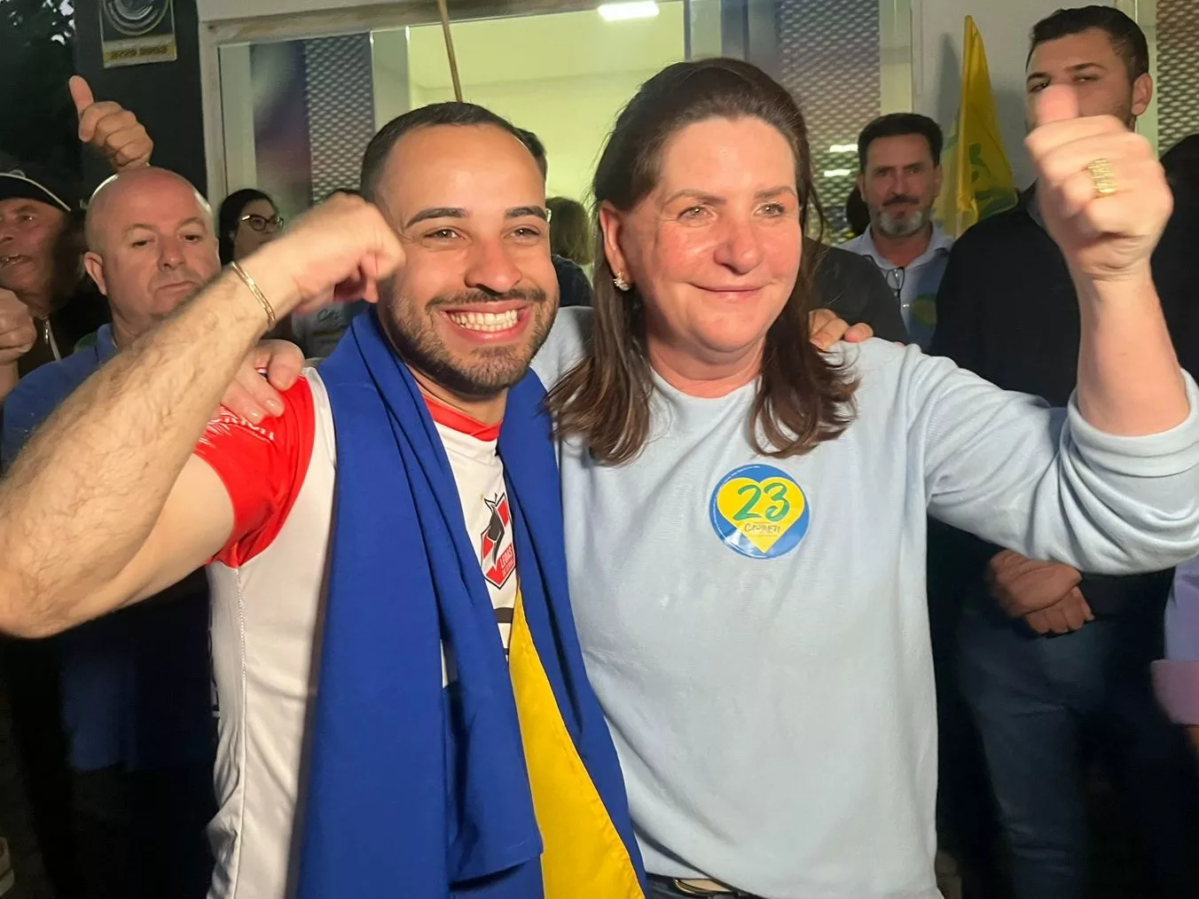 Carmen Zanotto e Jair Junior comemorando o resultado das eleições. | Foto: Alessandra Simionato / Rádio Clube