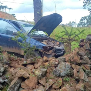 Colisão de carro com muro de pedras deixa motorista ferido