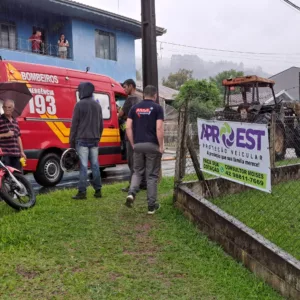 Colisão entre moto e trator deixa jovem ferida no Norte de SC