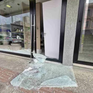 Criminoso quebra vitrine e furta acessórios em loja de Lages