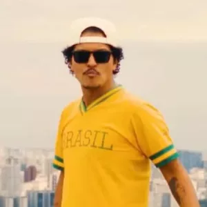 De chinelo e boné, Bruno Mars curte bar em SP; veja