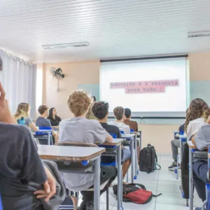 Dinheiro no currículo: Florianópolis prepara os jovens para a vida real