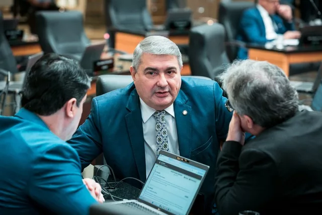 Os deputados Emerson Stein, Antídio Lunelli e Tiago Zilli, em plenário. Bruno Collaço/Agência AL