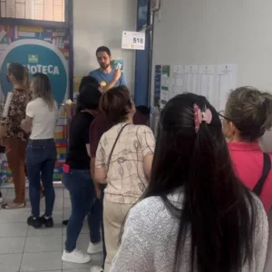 Fila para votar em uma seção, mas ausentes preocupam. Roberto Azevedo