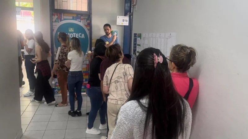 Fila para votar em uma seção, mas ausentes preocupam. Roberto Azevedo