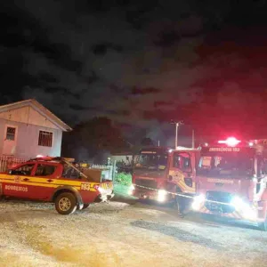 O incêndio aconteceu no bairro Santa Catarina, nesta quarta-feira (30). | Foto: CBMSC