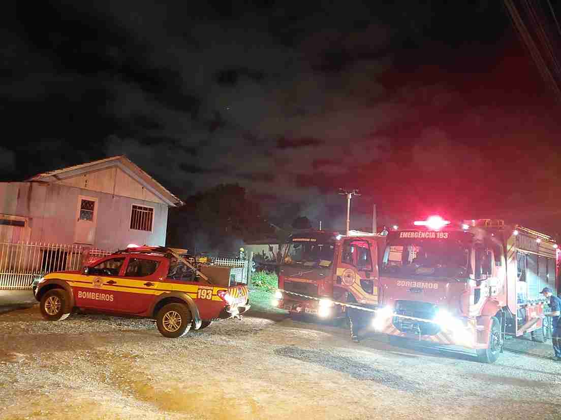 O incêndio aconteceu no bairro Santa Catarina, nesta quarta-feira (30). | Foto: CBMSC