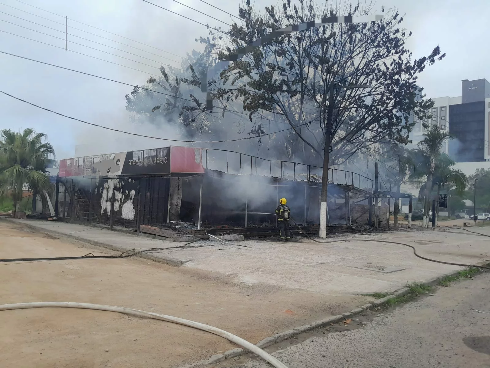 Incêndio atingiu loja em Tubarão. – Foto: Divulgação/ CBMSC