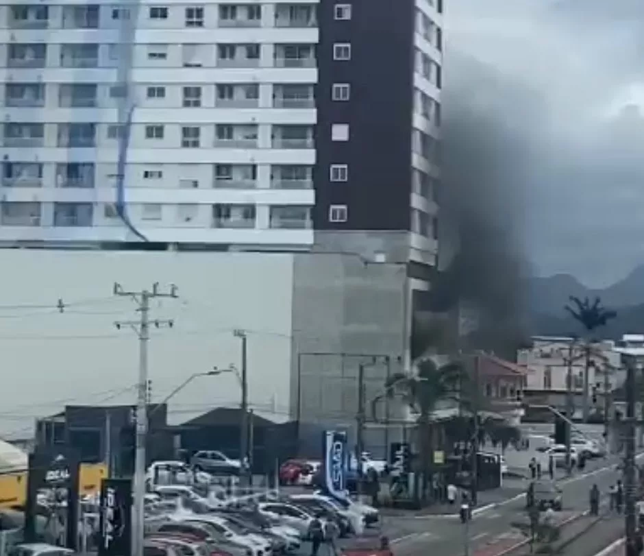 Incêndio em condomínio interdita avenida na Grande Florianópolis | Imagem: Ricardo Pastrana/GMF