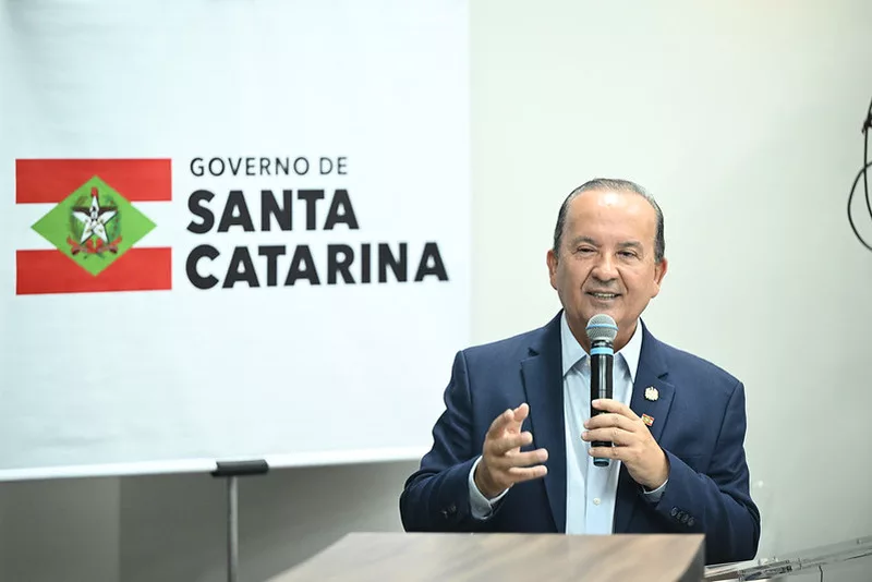 O governador Jorginho Mello, durante evento nesta quinta-feira (31). Eduardo Valente/GOVSC