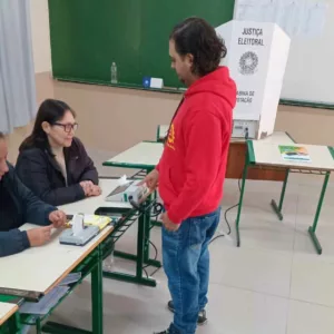 Leandro Brugnago vota na Escola Professor Egídio Baraúna