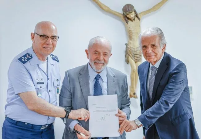 Imagem: Lula, o comandante da FAB, Marcelo Kanitz Damasceno, e o ministro da Defesa, José Mucio. Foto: Agência Gov.