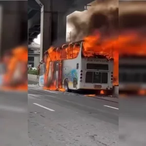 Ônibus escolar pega fogo, crianças ficam presas e mais de 20 morrem na Tailândia