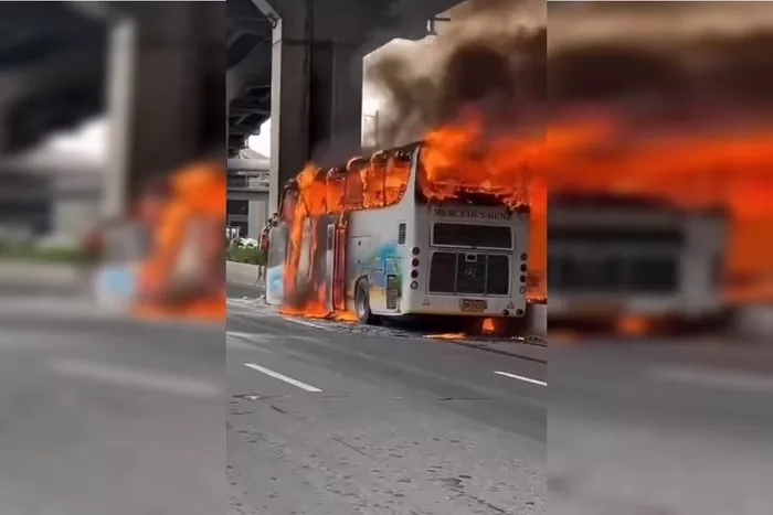 Ônibus escolar pega fogo, crianças ficam presas e mais de 20 morrem na Tailândia | Imagem: Metrópoles