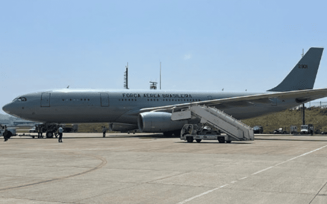 Avião com brasileiros vindo do Líbano chega ao Brasil. – Foto: FAB/Reprodução