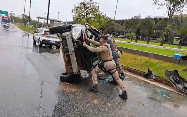 Carro capota no acesso à ponte Colombo Salles, em Florianópolis. – Foto: GMF/Reprodução