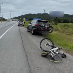 Quase terminou em tragédia: Motorista dorme ao volante e atropela ciclista em SC | Imagem: PMRv