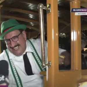 Ratinho marca presença na Oktoberfest Blumenau; assista