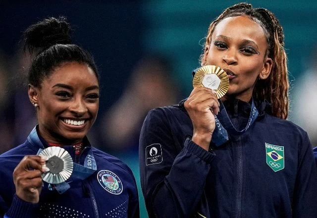 Simone Biles e Rebeca Andrade | Foto: Alexandre Loureiro/COB, via SBT News
